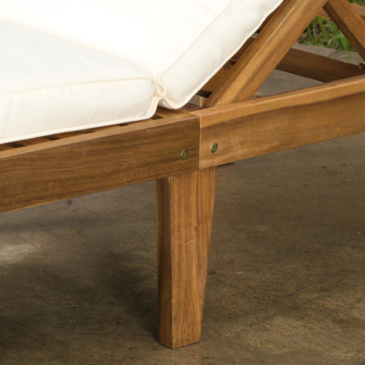 Acacia Wood Chaise Lounge With Cushion B33315